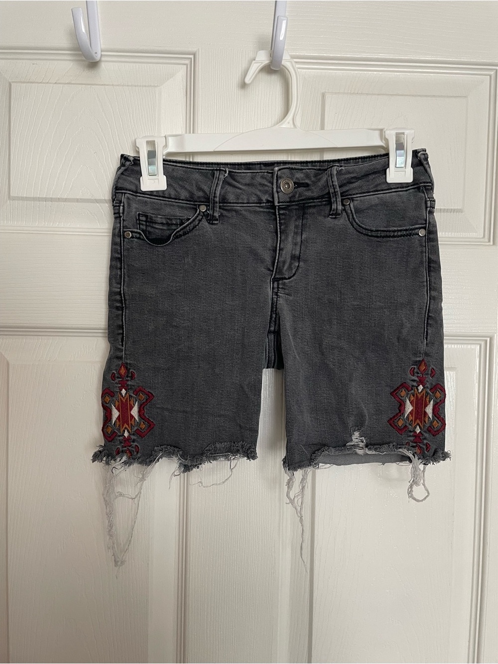Melrose and Market size 25 Embroidered Distressed Lightwash Black Denim Shorts